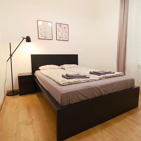 Cozy Apartment In Akacfa Street Budapest Luaran gambar