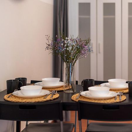 Cozy Apartment In Akacfa Street Budapest Luaran gambar