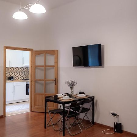 Cozy Apartment In Akacfa Street Budapest Luaran gambar