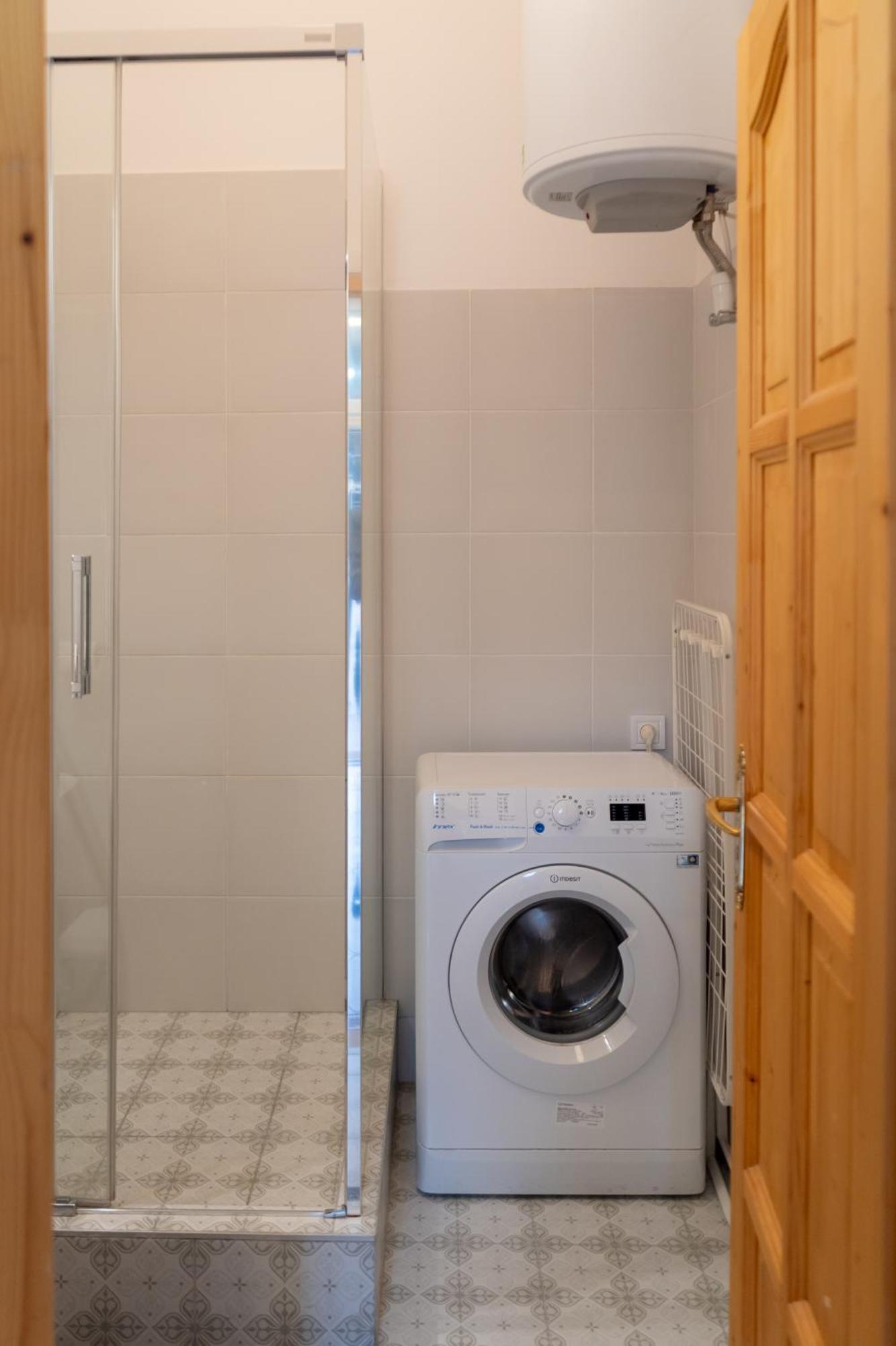 Cozy Apartment In Akacfa Street Budapest Luaran gambar