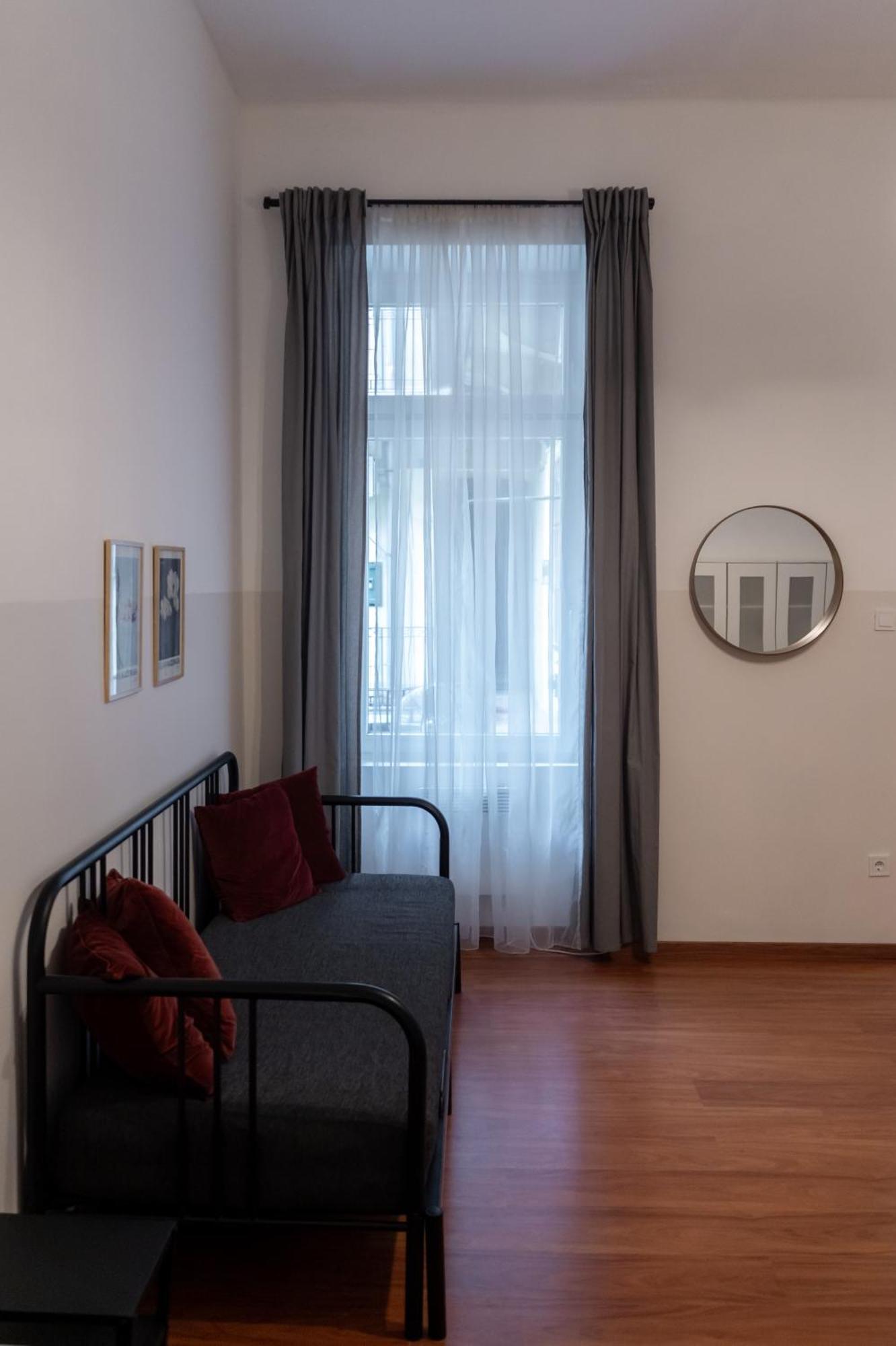 Cozy Apartment In Akacfa Street Budapest Luaran gambar