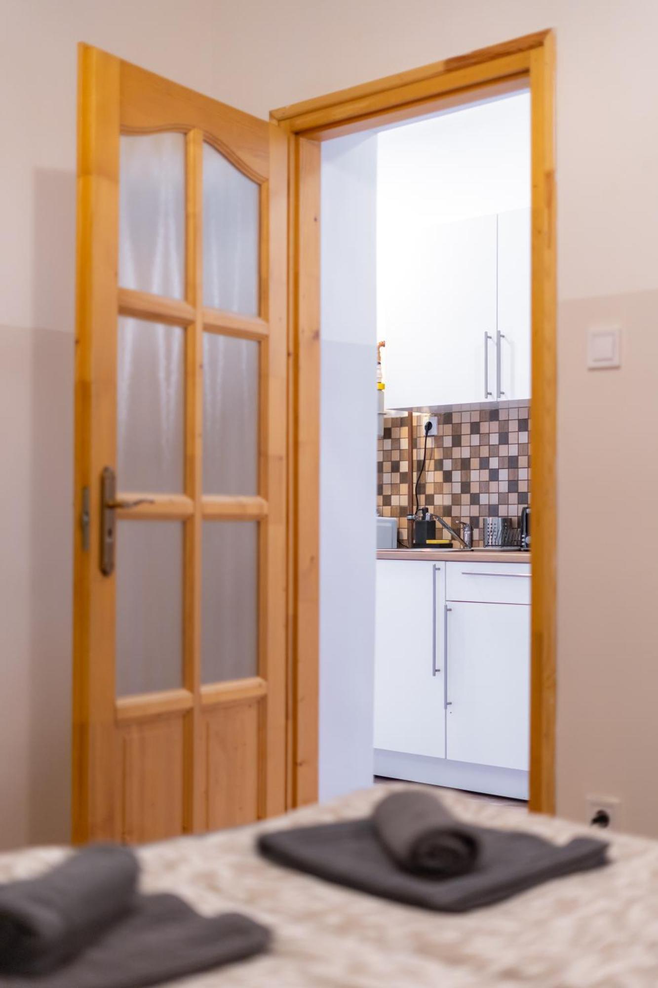 Cozy Apartment In Akacfa Street Budapest Luaran gambar