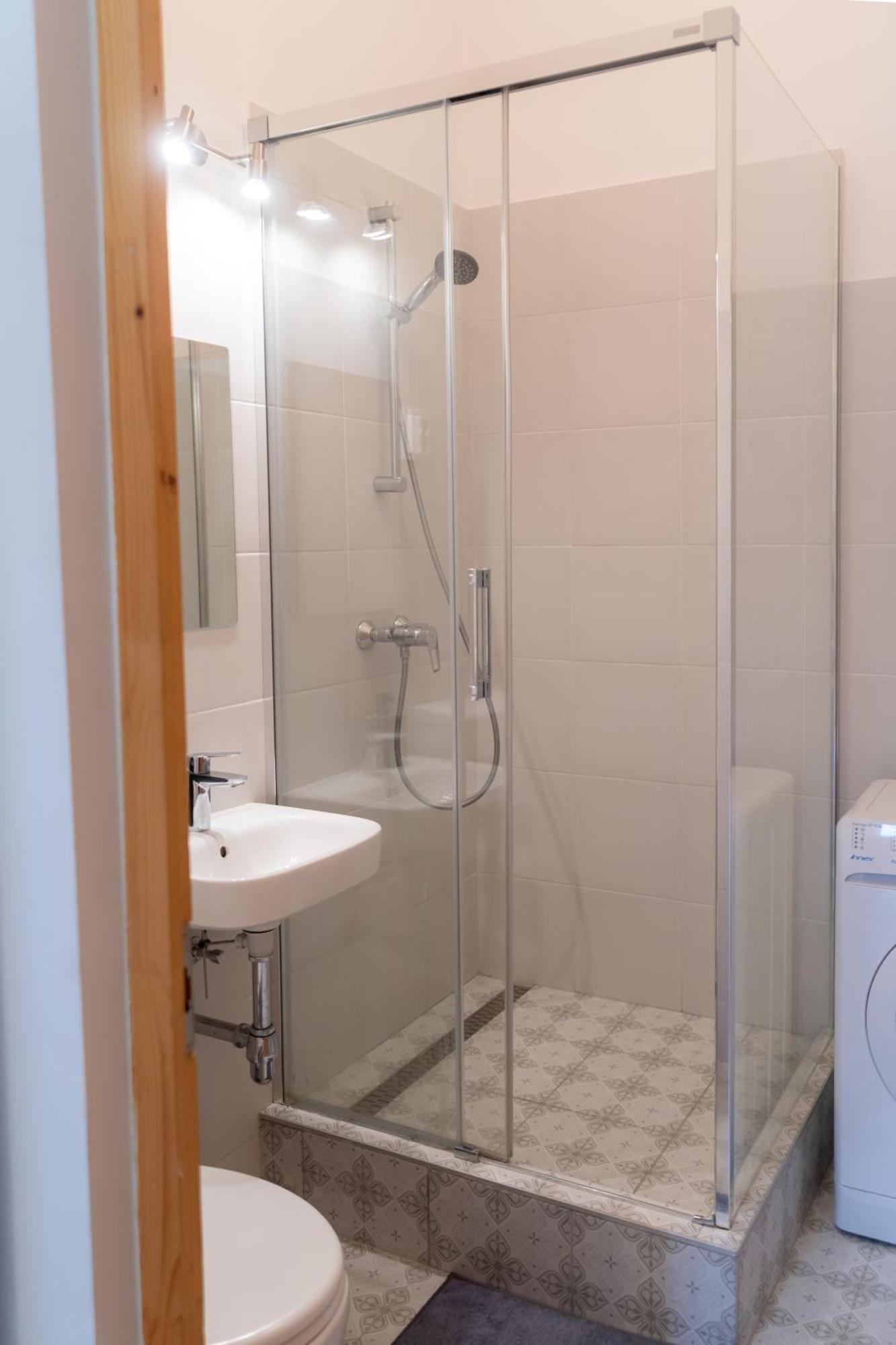 Cozy Apartment In Akacfa Street Budapest Luaran gambar